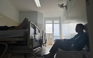 Bệnh viện điều trị ung thư lớn nhất miền Trung quá tải, bệnh nhân phải nằm giường xếp