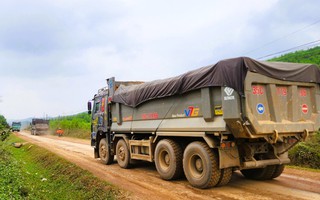 Tỉnh lộ ở Thanh Hóa oằn mình "cõng" xe tải trọng lớn