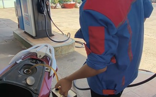 Khách bị rút lại xăng, dắt bộ do thanh toán chuyển khoản