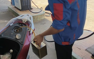 Cho thôi việc nhân viên cây xăng rút xăng của khách hàng vì không chấp nhận chuyển khoản