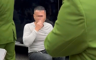 Tài xế có biểu hiện bất thường chui ra từ ô tô lật nghiêng trên đường phố