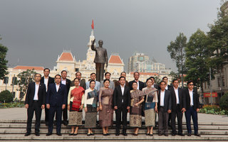 Đoàn tỉnh Hủa Phăn dâng hoa Tượng đài Chủ tịch Hồ Chí Minh