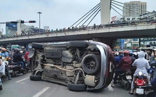 Vụ xe ô tô lật nghiêng trên đường phố: Tài xế dương tính với ma túy