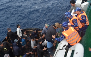 Hình ảnh tiếp nhận 52 ngư dân gặp nạn trên biển Trường Sa