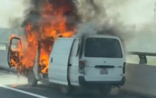 Ô tô cháy dữ dội trên cao tốc Hà Nội - Hải Phòng