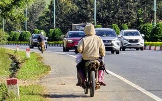 Liều mạng chạy xe máy vào đường cao tốc Liên Khương - Prenn