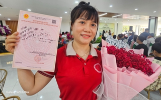 Một dự án nhà ở xã hội ở TPHCM trao sổ hồng cho cư dân chỉ sau 3 tháng bàn giao nhà