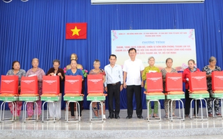 Phường Bình Trưng trao tặng 200 suất quà cho người dân xã đảo Thạnh An