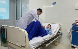 Căn bệnh khiến da khô cứng đến tắc ruột hiếm gặp ở cô gái trẻ