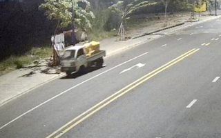 Rạng sáng, dùng xe tải lén chở rác đi đổ thì bị công an phát hiện