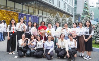 Vừa bảo vệ khóa luận xong, sinh viên ngỡ ngàng đón "tuyết rơi" giữa sân trường