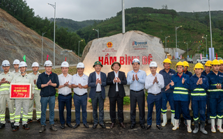 Phó Thủ tướng Hồ Quốc Dũng thăm, tặng quà người lao động dự án cao tốc Quảng Ngãi – Hoài Nhơn 