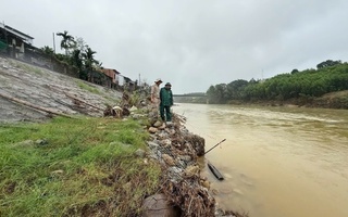Đi đánh cá, người đàn ông tá hỏa khi gặp vật "không muốn thấy" nằm ven sông