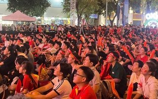 Biển người trên đường Lê Lợi tiếp lửa U22 Việt Nam