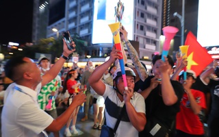 Người dân cả nước xuống đường mừng chiếc HCV SEA Games của U22 Việt Nam