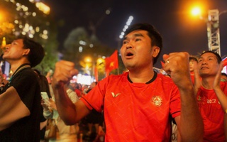 Khoảnh khắc vỡ òa của hàng ngàn CĐV sau bàn thắng quyết định HCV SEA Games 33