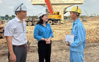 Lãnh đạo LĐLĐ TPHCM đến công trường Vành đai 3 trao hỗ trợ 50 triệu đồng 