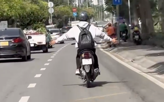 Thêm thanh niên ở TPHCM buông 2 tay khi chạy xe máy