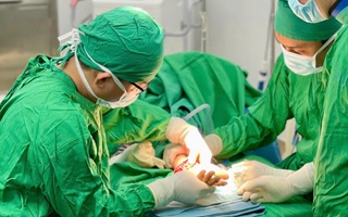 Nối phần tay bị đứt lìa cho nam thanh niên 31 tuổi ở Khánh Hoà