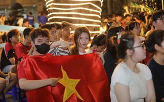 Khoảnh khắc sinh viên ăn mừng chiến thắng của đội tuyển U22 Việt Nam