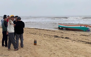 Tàu cá không người dạt vào bờ biển, để lại điện thoại