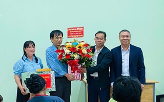 NHỮNG NGƯỜI VẼ LẠI ĐỜI MÌNH (*): Thầy giáo khiếm thị thắp sáng những mảnh đời