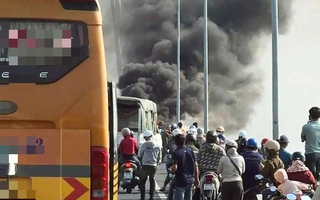 Ô tô cháy ngùn ngụt trên cầu Rạch Miễu, tài xế vội mở cửa thoát thân