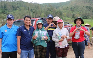 Nghĩa tình của Công an TPHCM với bà con vùng lũ