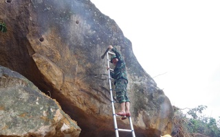 CLIP: Nổ mìn phá đá chắn đèo Khánh Lê