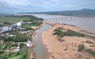 Hình ảnh lũ dữ xé bờ kè, tạo dòng chảy mới bên bờ sông Ba