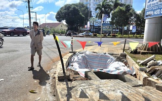 CLIP: Cận cảnh vỉa hè vừa lát đá tự nhiên lại bị đào xới