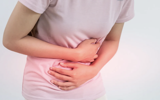 Bất thường ở "vùng kín", bé gái mới lớn bí tiểu suốt 2 tháng, phụ huynh cần chủ động quan tâm