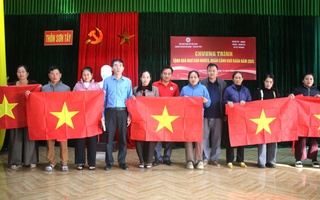 Báo Người Lao Động tặng 500 lá cờ Tổ quốc cho ngư dân Hà Tĩnh