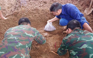 Phát hiện 4 hài cốt liệt sĩ cùng nhiều di vật trong vườn của một hộ gia đình ở Quảng Trị 