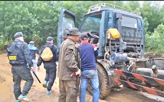 CLIP: Cảnh sát mật phục, dùng súng thị uy bắt nhóm "cát tặc"