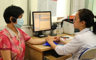 Người cao tuổi TPHCM vui mừng vì được khám bệnh, tặng thẻ BHYT