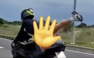 Clip: Nữ du khách nước ngoài biểu diễn mô tô gây phản cảm ở Khánh Hòa