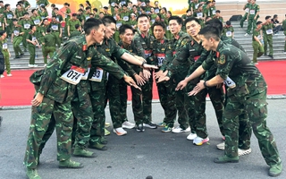 Chạy việt dã ở trung tâm thành phố, chào mừng ngày thành lập Quân đội nhân dân Việt Nam