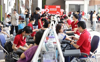 Nguồn máu dự trữ cứu người giảm, hàng trăm người tham gia hiến máu