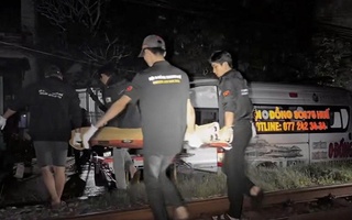 Người đàn ông ngồi trên đường sắt bị tàu hỏa tông chết