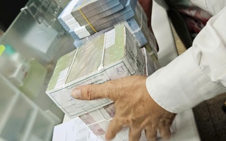 Ngoài tăng lãi suất, các ngân hàng còn áp dụng cách này để hút tiền gửi cuối năm