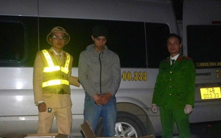 Kiểm tra xe ô tô, phát hiện bí mật bên trong các thùng các-tông