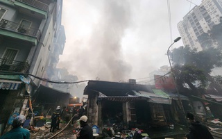 Cháy chợ Xanh Định Công, nhiều gian hàng bị thiêu rụi