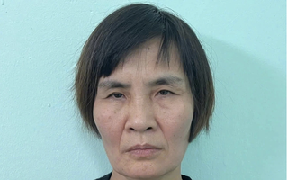 "Nhặt của rơi" không trả, người phụ nữ bắt chủ gói hàng quỳ xin rồi hành hung