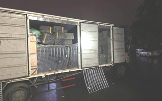 Phát hiện cả khoang thuốc lá ngoại trên ô tô biển số Hà Nội