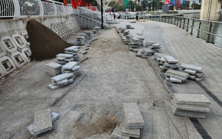 Vì sao vừa cải tạo với số tiền trăm tỉ đồng, đường đi bộ ven hồ đã bị đục nham nhở?