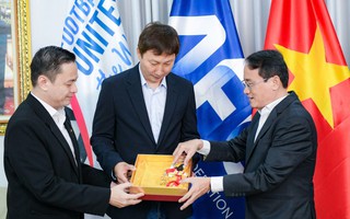 PNJ, Báo Tuổi Trẻ tặng HLV Kim Sang Sik huy chương làm từ 33 chỉ vàng 24K