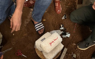 Máy xúc xới tung mặt đất, hé lộ kho chất cấm trong chuyên án ma túy lớn tại Đắk Lắk