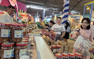 Rộn ràng hàng Tết, quà Tết