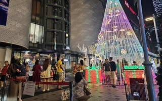 Hết mưa, người dân TPHCM đi chơi lễ Giáng sinh ở đâu?